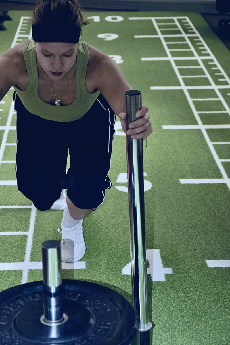 Schlitten-Training auf der Sprintbahn im Trainingsbereich