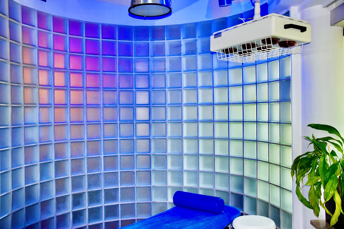 Behandlungsraum mit Glasbaustein-Wand im farbigen LED-Licht