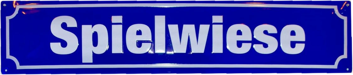 Die Spielwiese – blaues Münchner Straßenschild an der Wand des Trainings- und Rehabilitationsbereichs von Physioimpuls Westpark